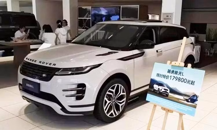 Range Rover Evoque L bị "khai tử" - bất ngờ giảm giá sốc tới 804 triệu đồng