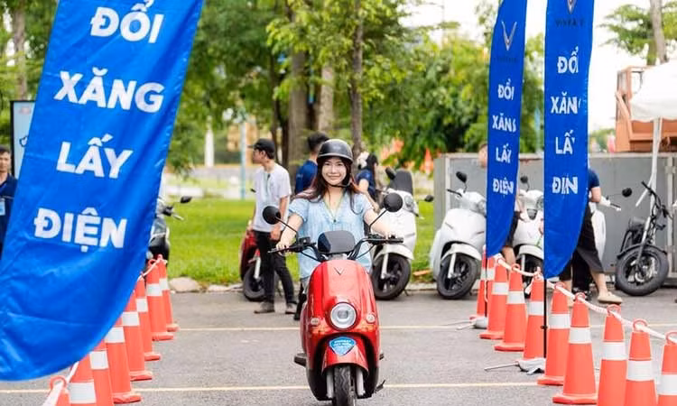 Hà Nội đề xuất hỗ trợ đến 20 triệu đồng giúp người dân đổi xe máy điện