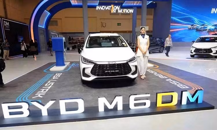 BYD M6 hybrid từ 447 triệu đồng, chạy 110 km không "uống 1 giọt xăng"