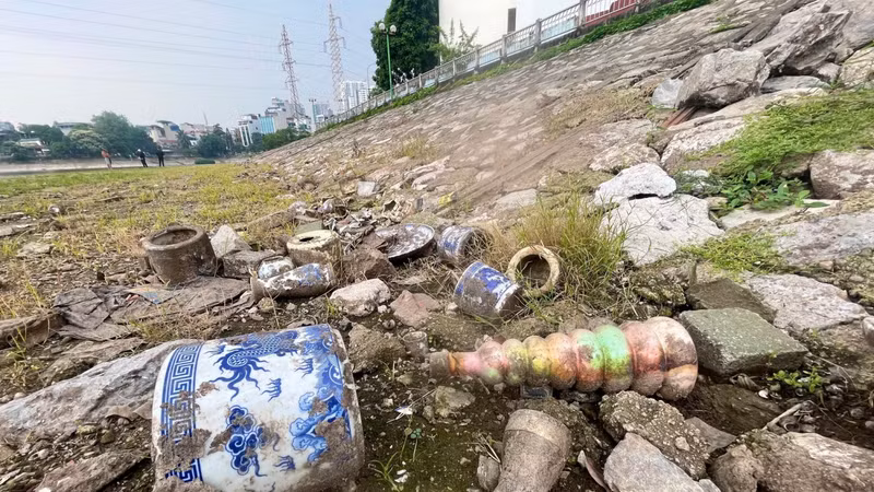 Ô nhiễm môi trường từ hành vi vứt đồ thờ cúng tại Hà Nội