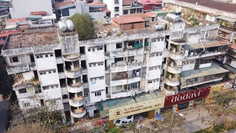 Chung cư cũ cấp độ D ở phố Huỳnh Thúc Kháng được quây tôn chuẩn bị cải tạo