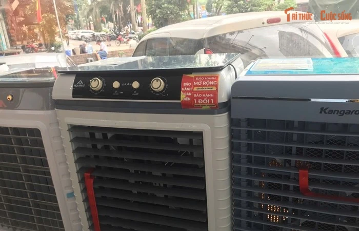 Nóng sớm, siêu thị Hà Nội giảm giá sâu các thiết bị làm mát