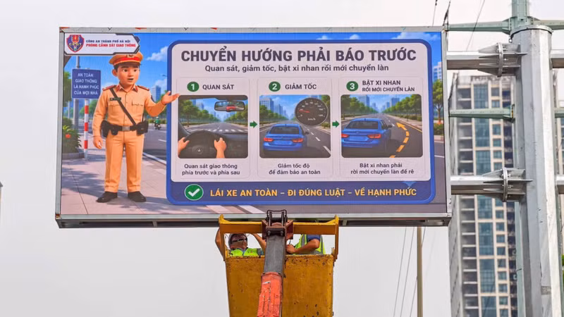 Hà Nội lắp màn hình LED để nâng cao quản lý giao thông và an toàn đường bộ