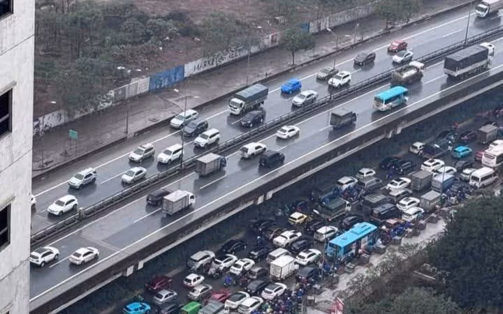 Mưa lớn gây ùn tắc và trơn trượt trên các tuyến phố trung tâm Hà Nội