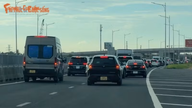 Ùn tắc kéo dài trên đường Vành đai 3 TP HCM gây bức xúc