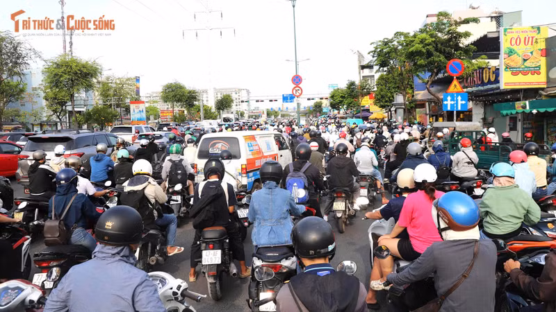Ùn tắc kéo dài sau kỳ nghỉ lễ ở TP HCM