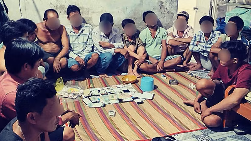Bắt giữ nhóm đánh bạc bằng bầu cua, thu giữ hơn 34 triệu đồng tại Vĩnh Long