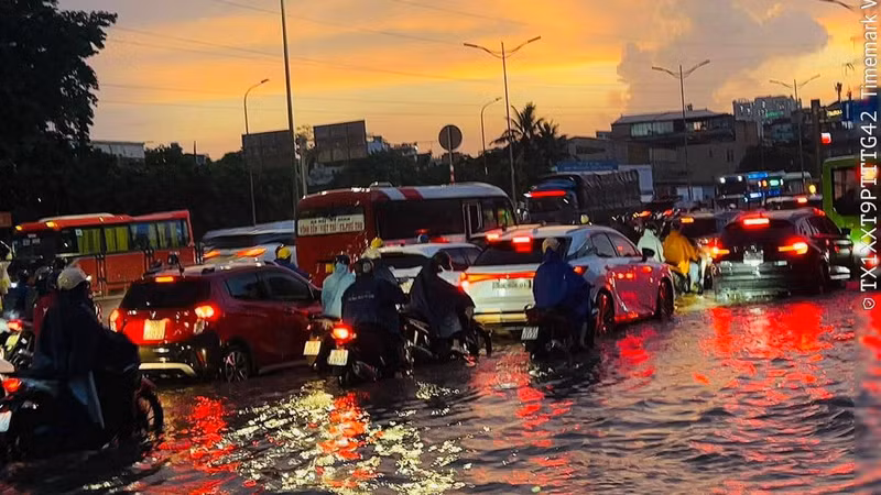 Mưa dông giúp nhiệt giảm, nhưng Hà Nội đối mặt với ngập úng và kẹt xe