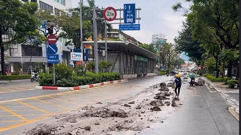 Sự cố rơi đất trên đường Láng Hạ, cảnh báo về an toàn vận chuyển vật liệu