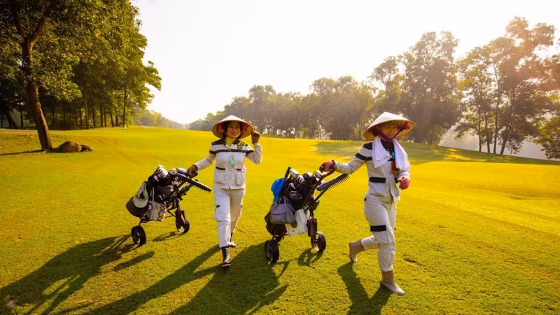 Nghề caddie: Hành trình bền bỉ giữa nắng nóng và áp lực sân golf