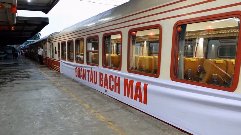 Tàu đưa đón y bác sĩ BV Bạch Mai giúp rút ngắn hành trình Hà Nội – Ninh Bình