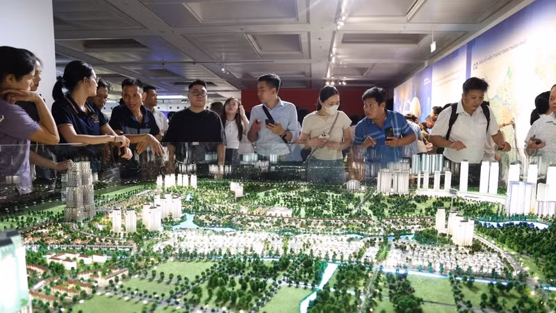 [GALLERY] Người dân khám phá triển lãm Quy hoạch Hà Nội tầm nhìn 100 năm