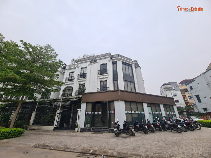 Phần tường bao bị biến thành văn phòng cho thuê…