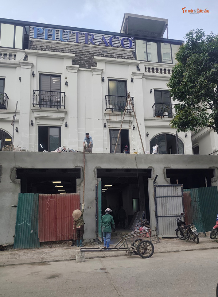 Đơn cử, tại khu biệt thự TT3-Khu đô thị mới Đại Kim, một số chủ căn biệt thự đã ngang nhiên xây tường, đổ bê tông khu mặt tiền tầng 1 nhằm gia tăng diện tích sử dụng, trong khi khu mặt tiền nguyên bản vốn là hàng rào thép.