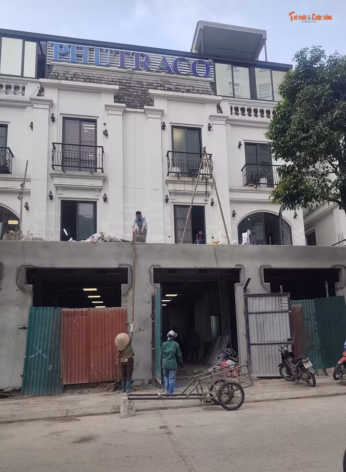 Đơn cử, tại khu biệt thự TT3-Khu đô thị mới Đại Kim, một số chủ căn biệt thự đã ngang nhiên xây tường, đổ bê tông khu mặt tiền tầng 1 nhằm gia tăng diện tích sử dụng, trong khi khu mặt tiền nguyên bản vốn là hàng rào thép.
