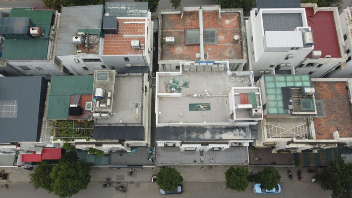 Nhìn từ trên cao, phần công trình mặt tiền căn biệt thự TT3-5,6 - Khu đô thị mới Đại Kim đã được đổ trần, “xé nát quy hoạch mẫu”.