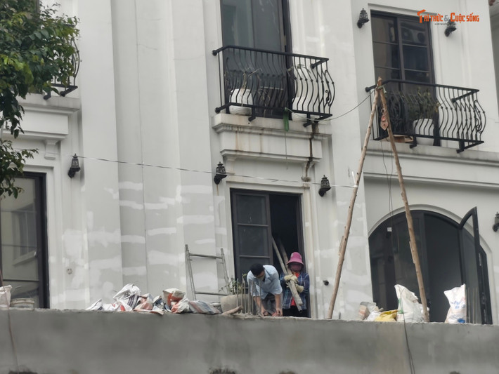 Công nhân làm việc khẩn trương để hoàn thiện hạng mục.