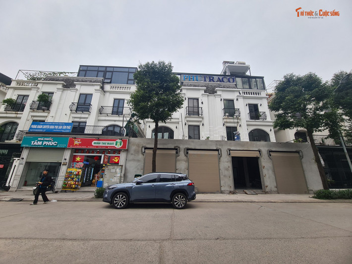 Tại thời điểm sáng 12/3, phần mặt tiền tầng 1 căn biệt thự TT3-5,6 - Khu đô thị mới Đại Kim đã đổ trần và xây xong phần thô. Một người dân cho biết, công trình khu mặt tiền của căn biệt thự này bắt đầu được xây từ trước Tết Nguyên đán Bính Ngọ 2026.