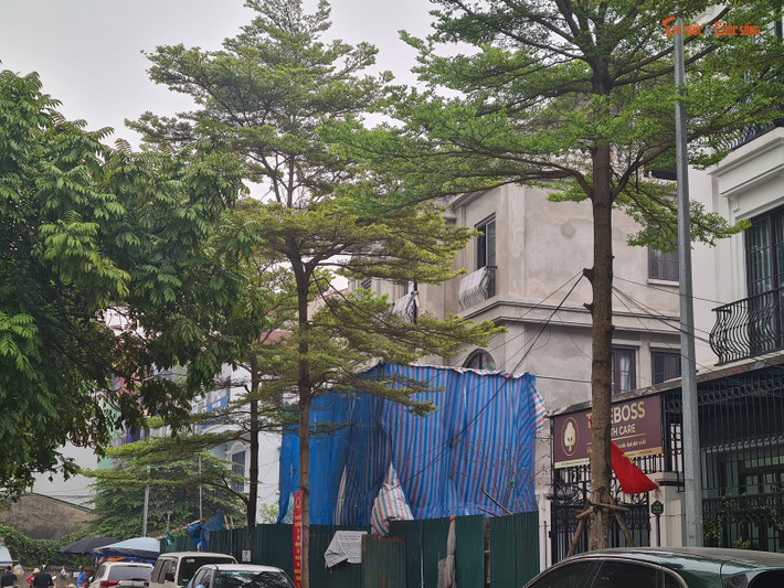 Một căn biệt thự khác tại phân khu TT2 - Khu đô thị mới Đại Kim cũng đang được cải tạo, sửa mới.