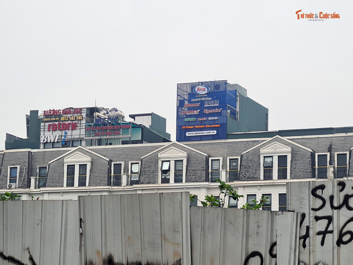 Vi phạm trật tự xây dựng cơi nới trên tầng thượng “xé” quy hoạch diễn ra ở rất nhiều biệt thự khu đô thị mới Đại Kim. Nhằm tìm hiểu, làm rõ thêm các thông tin liên quan, ngày 12/3 PV Báo Tri thức và Cuộc sống đã liên hệ qua điện thoại với một cán bộ Phòng kinh tế, hạ tầng và đô thị phường Định Công nhưng vị này chưa phản hồi. >>> Mời độc giả xem thêm video: Bãi vật liệu "mọc" trên đất nông nghiệp ở Trung Tựu, Tây Tựu, Hà Nội.