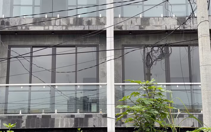 Phần cửa kính của 3 căn nhà liền kề đã lắp đặt xong.
