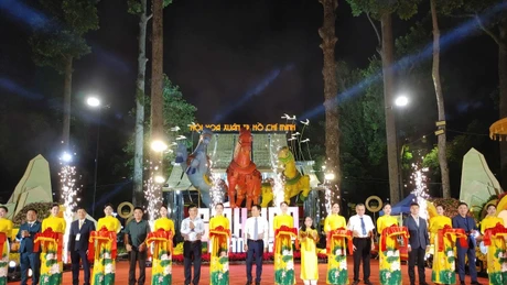 Tối 12/2 (tức 25 tháng Chạp năm Ất Tỵ), Hội hoa xuân TP HCM lần thứ 46 chính thức khai mạc tại Công viên Tao Đàn. Ảnh: Hữu Thông