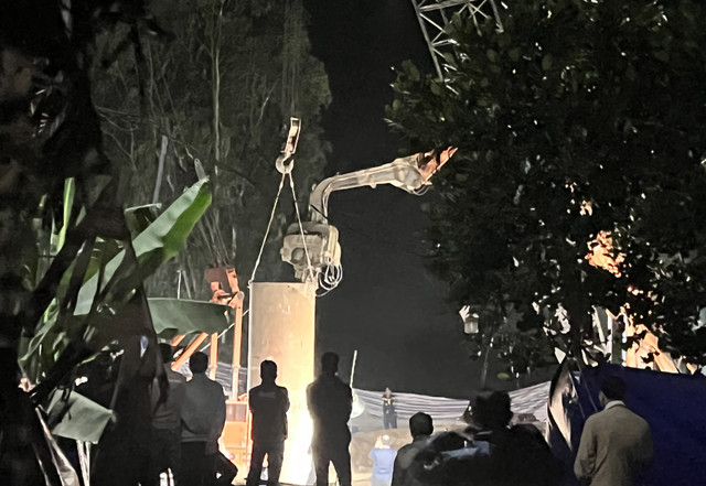 Toàn cảnh vụ giải cứu bé trai rơi xuống hố sâu 35m ở Đồng Tháp - Hình 10 Toan canh vu giai cuu be trai roi xuong ho sau 35m o Dong Thap-Hinh-10