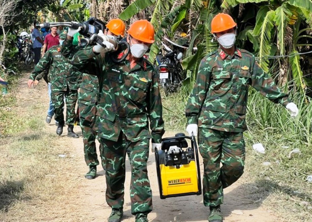 Toàn cảnh vụ giải cứu bé trai rơi xuống hố sâu 35m ở Đồng Tháp - Hình 6 Toan canh vu giai cuu be trai roi xuong ho sau 35m o Dong Thap-Hinh-6