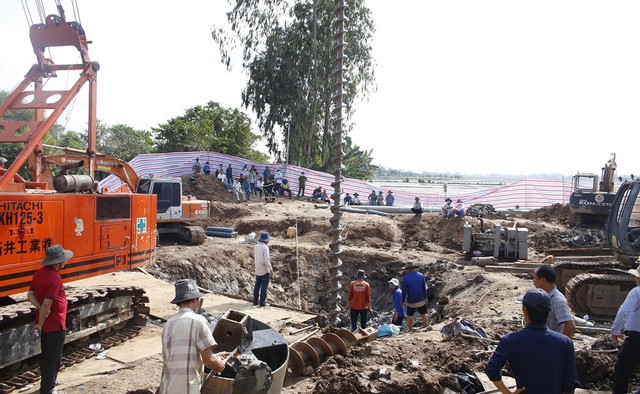Toàn cảnh vụ giải cứu bé trai rơi xuống hố sâu 35m ở Đồng Tháp - Hình 2 Toan canh vu giai cuu be trai roi xuong ho sau 35m o Dong Thap-Hinh-2