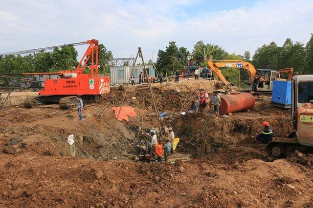 Toàn cảnh vụ giải cứu bé trai rơi xuống hố sâu 35m ở Đồng Tháp - Hình 4 Toan canh vu giai cuu be trai roi xuong ho sau 35m o Dong Thap-Hinh-4