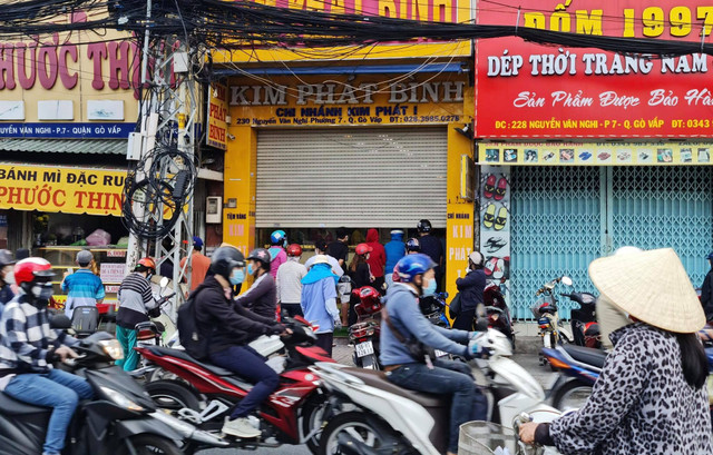 Hàng quán ở Sài Gòn đông đúc trong ngày đầu 'bình thường mới' Hang quan o Sai Gon dong duc trong ngay dau 'binh thuong moi'