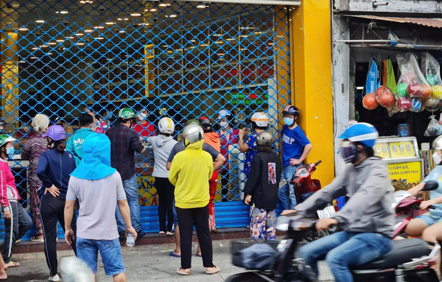 Hàng quán ở Sài Gòn đông đúc trong ngày đầu 'bình thường mới' - Hình 2 Hang quan o Sai Gon dong duc trong ngay dau 'binh thuong moi'-Hinh-2