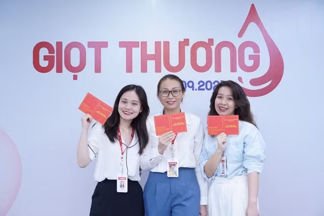 Cùng nhau khoe chứng nhận yêu thương.