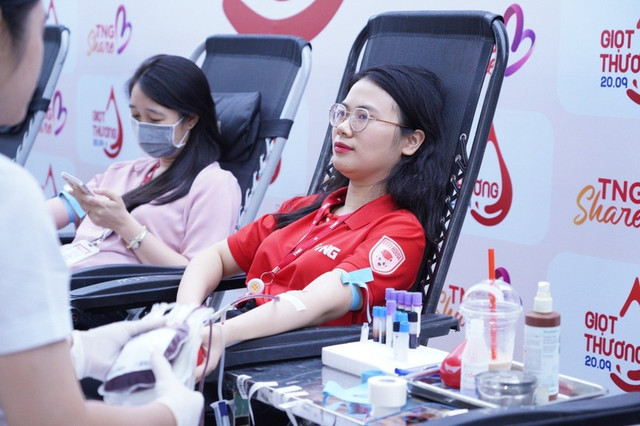 Cán bộ nhân viên TNG Holdings Vietnam tham gia hiến máu tại ngày hội “Giọt Thương”