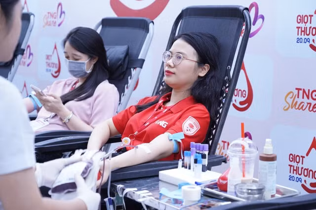 Cán bộ nhân viên TNG Holdings Vietnam tham gia hiến máu tại ngày hội “Giọt Thương”