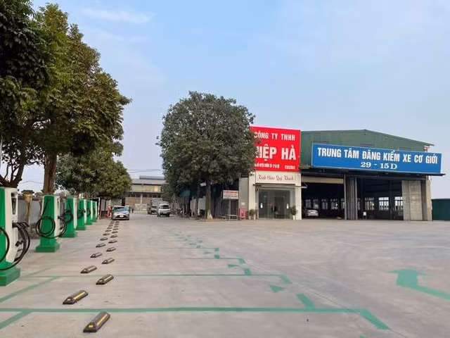 Ha Noi: Khoi to them 5 bi can tai Trung tam dang kiem 29-15D
