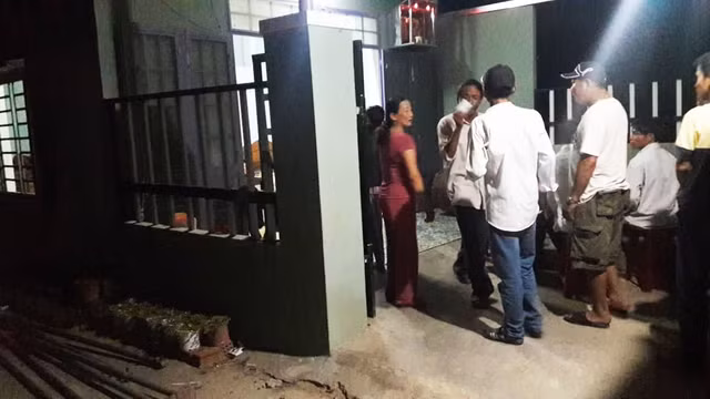 Me hoang hot thay con trai chet trong tu the treo co, con dau tu vong voi nhieu vet thuong