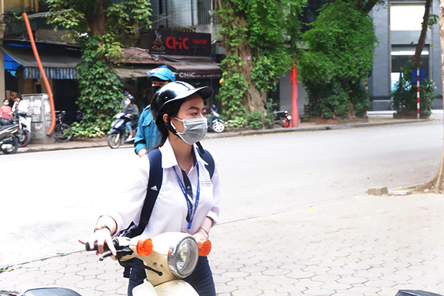 Sau 3 thang nghi dich COVID-19, hang nghin hoc sinh Ha Noi tro lai truong-Hinh-9