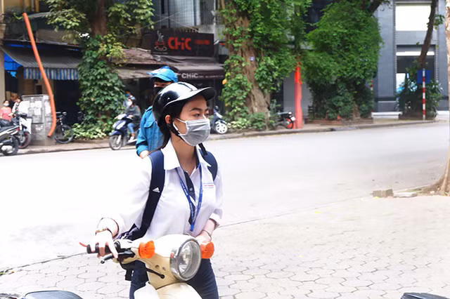 Sau 3 thang nghi dich COVID-19, hang nghin hoc sinh Ha Noi tro lai truong-Hinh-9