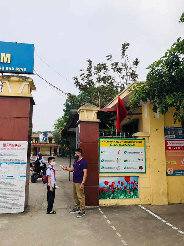 Sau 3 tháng nghỉ dịch COVID-19, hàng nghìn học sinh Hà Nội trở lại trường - Hình 11 Sau 3 thang nghi dich COVID-19, hang nghin hoc sinh Ha Noi tro lai truong-Hinh-11