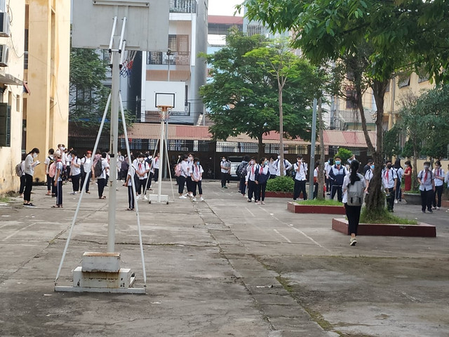 Sau 3 tháng nghỉ dịch COVID-19, hàng nghìn học sinh Hà Nội trở lại trường - Hình 12 Sau 3 thang nghi dich COVID-19, hang nghin hoc sinh Ha Noi tro lai truong-Hinh-12