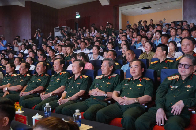 “Bài ca Thống nhất” vang vọng hào khí đại thắng mùa Xuân năm 1975 - Hình 2 “Bai ca Thong nhat” vang vong hao khi dai thang mua Xuan nam 1975-Hinh-2