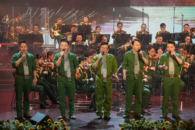 “Bài ca Thống nhất” vang vọng hào khí đại thắng mùa Xuân năm 1975 - Hình 6 “Bai ca Thong nhat” vang vong hao khi dai thang mua Xuan nam 1975-Hinh-6