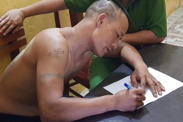 Người đàn ông mang dao xông vào trụ sở chém công an Nguoi dan ong mang dao xong vao tru so chem cong an