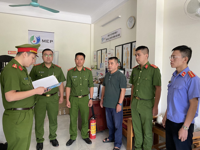 2 cựu lãnh đạo Công ty Dâu tằm tơ Mộc Châu bị bắt 2 cuu lanh dao Cong ty Dau tam to Moc Chau bi bat