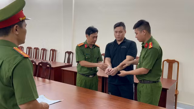 Bat giu 5 doi tuong ep nguoi lao dong VN lua dao tai Campuchia-Hinh-2