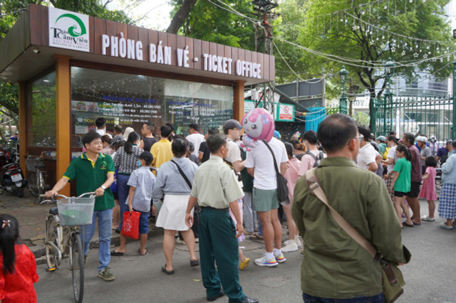 Cac dia diem tai trung tam TPHCM thu hut dong dao nguoi dan don Xuan-Hinh-4