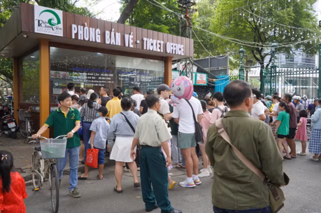 Cac dia diem tai trung tam TPHCM thu hut dong dao nguoi dan don Xuan-Hinh-4