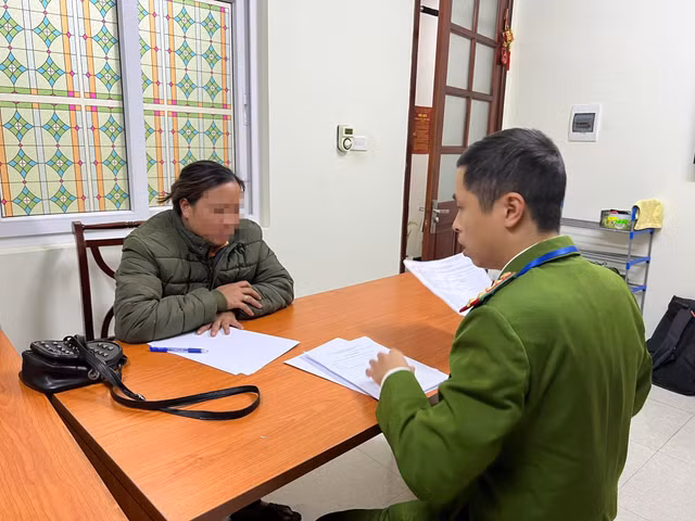 Nguoi phu nu ban 80.000 dong mot cu khoai nuong bi cong an xu phat