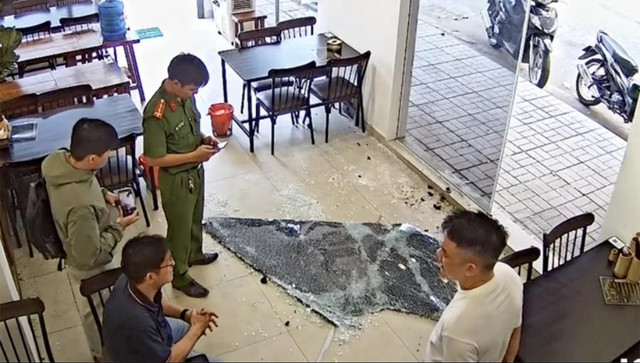 Thanh niên lao vào đập phá sau khi trêu ghẹo bạn gái nhân viên quán - Hình 2 Thanh nien lao vao dap pha sau khi treu gheo ban gai nhan vien quan-Hinh-2